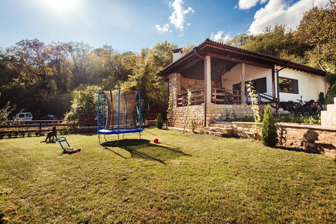 Дома для отпуска Guest House Hristova Kashta - Христова Къща Cherni Vrŭkh